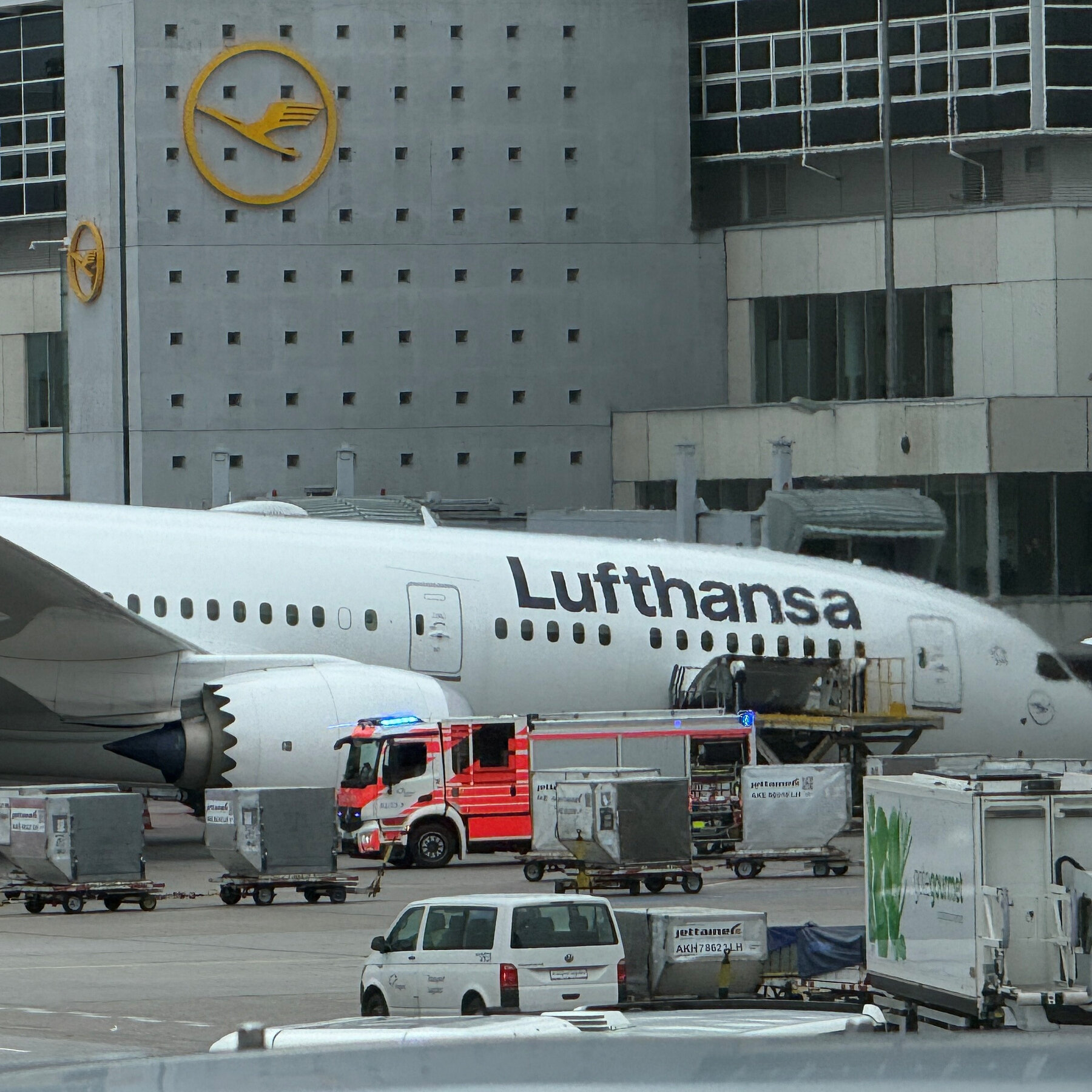 Boeing 787-9 Dreamliner’s nose gear collapses at Frankfurt Airport, injuring workers