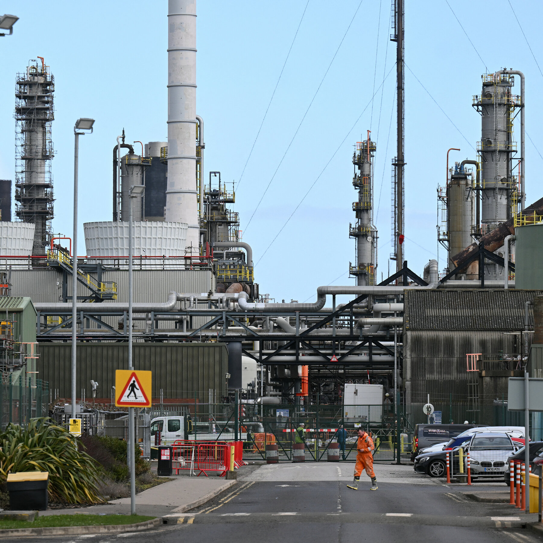 OECD warns global economy will decelerate this year despite potential oil price peak
