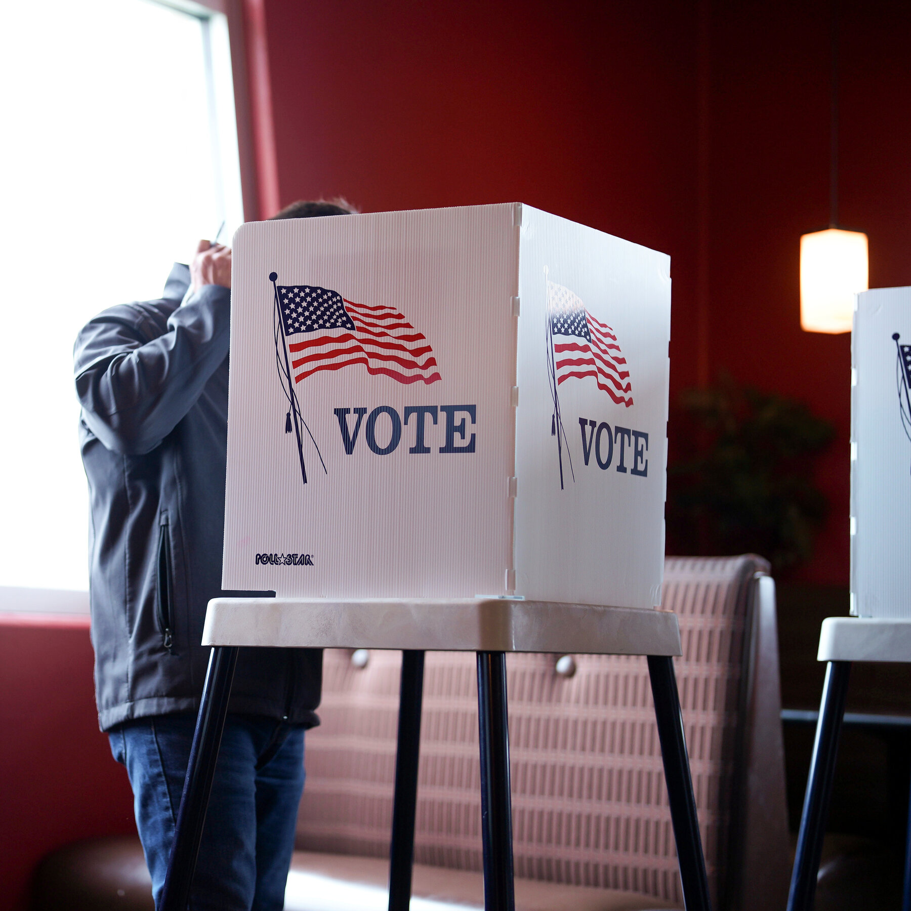 Iowa Senate Primary Tests Schumer‑Backed Candidates as Democrats Seek Gains; Montana House Race Features Smokejumper