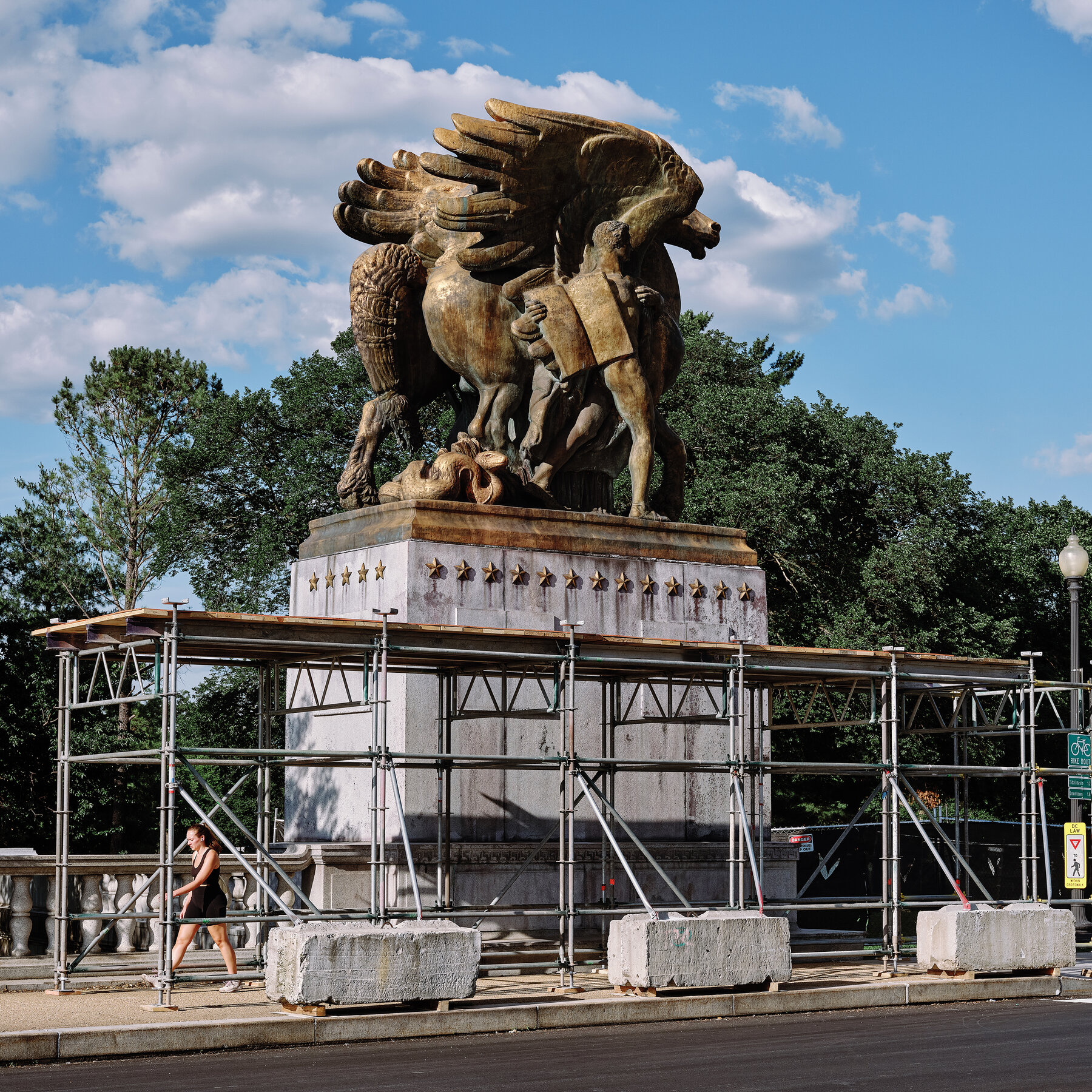 National Park Service awards $5 million no‑bid contract to restore bridge statues in gold