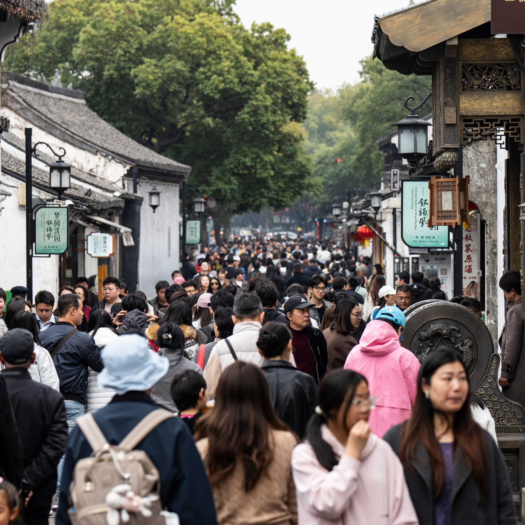 China’s Retail Sales Drop Signals Deepening Household Spending Slowdown