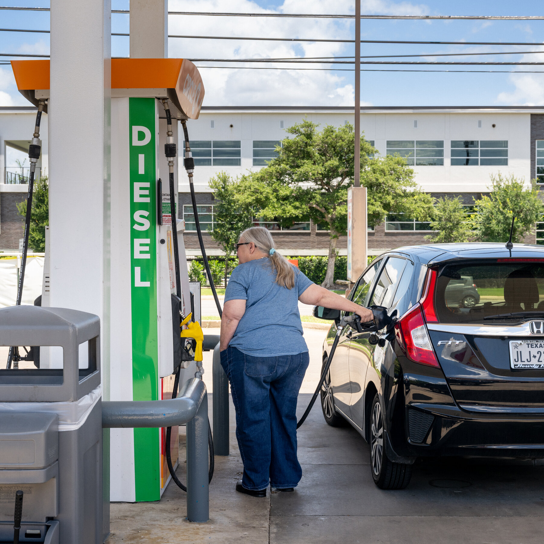 Oil prices fluctuate as traders anticipate Strait of Hormuz reopening after US‑Iran talks in Switzerland