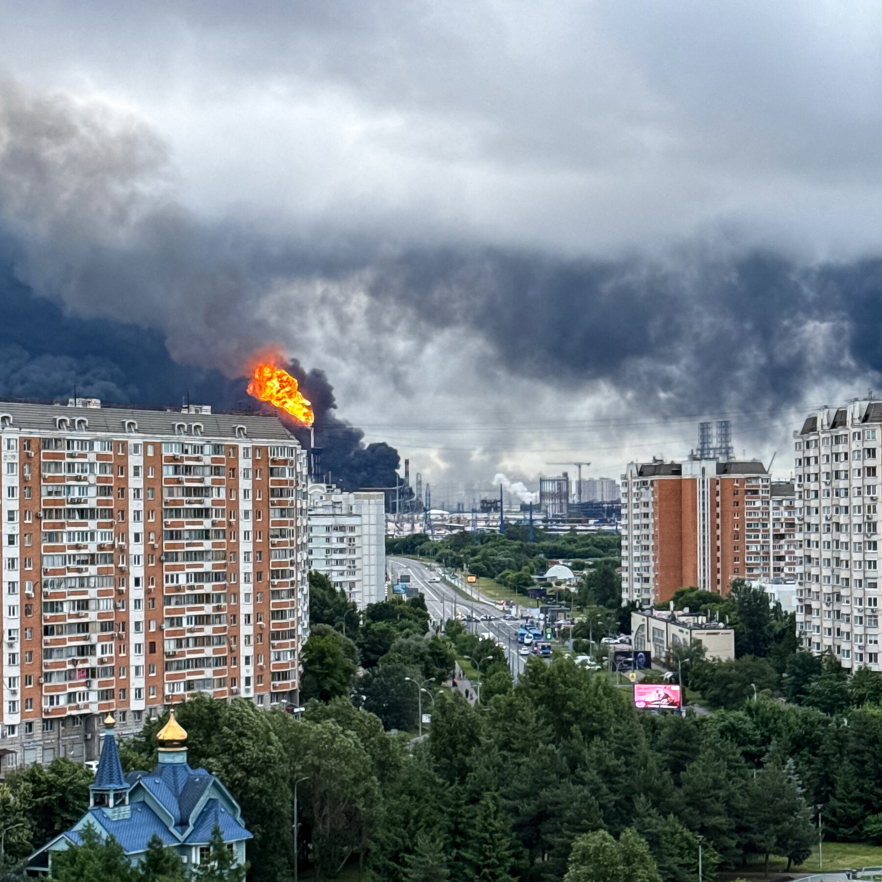 Ukrainian Drone Swarm Strikes Moscow Refinery, Halts Airport Operations
