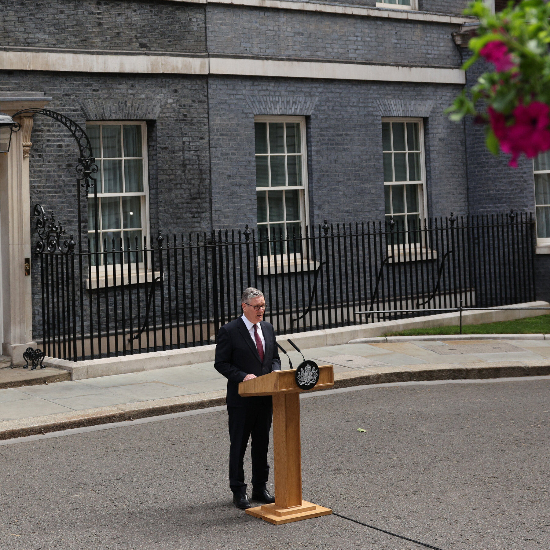 Investors Question British Economic Path After Starmer Resigns