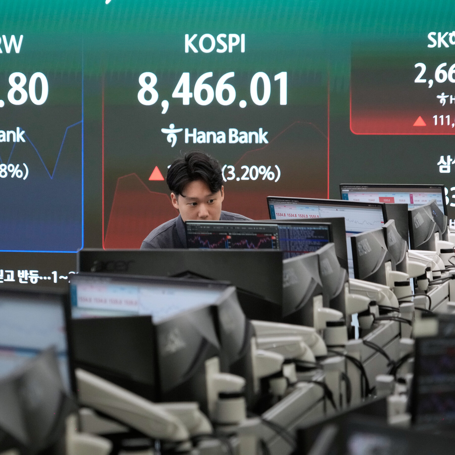 Asian Tech Stocks Volatile as AI Sentiment Wavers