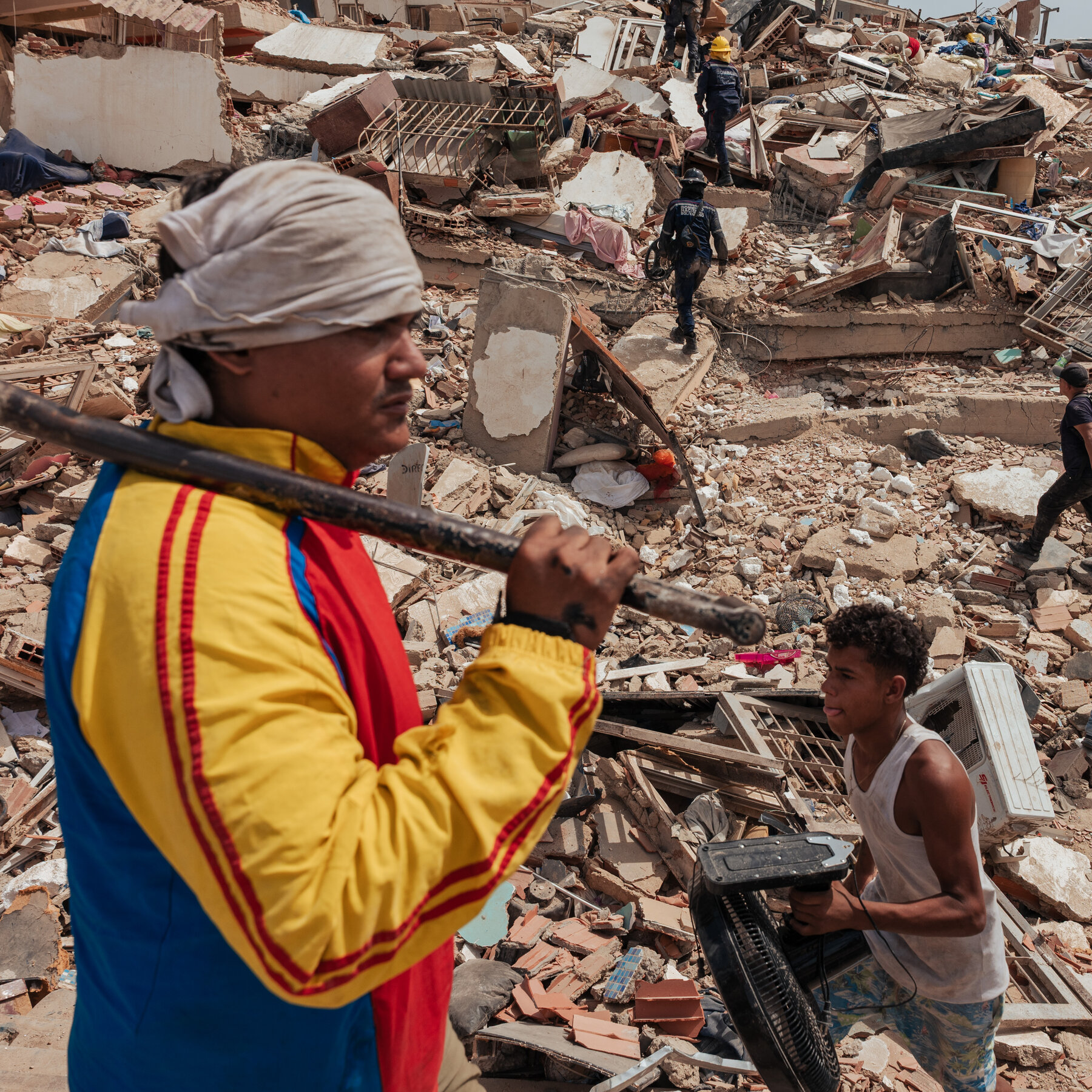 Venezuelan Earthquake Victims in La Guaira Search for Missing Relatives Amid Calls for More Rescue Aid