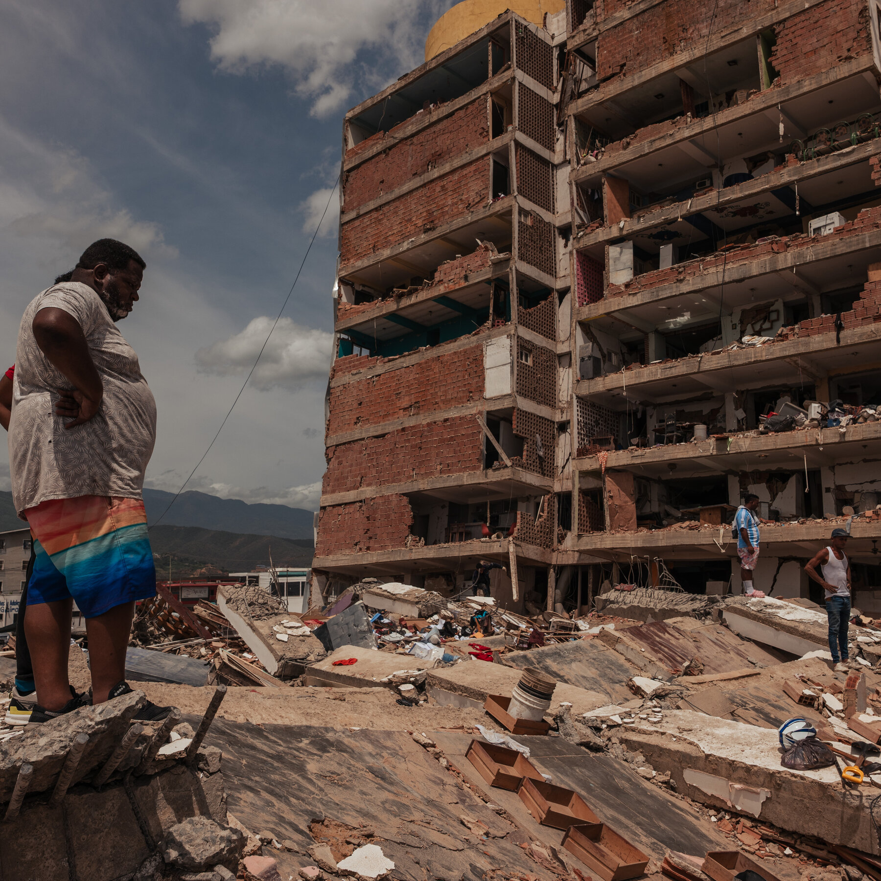 Venezuelans scour earthquake zone for missing relatives via social media and on‑the‑ground searches