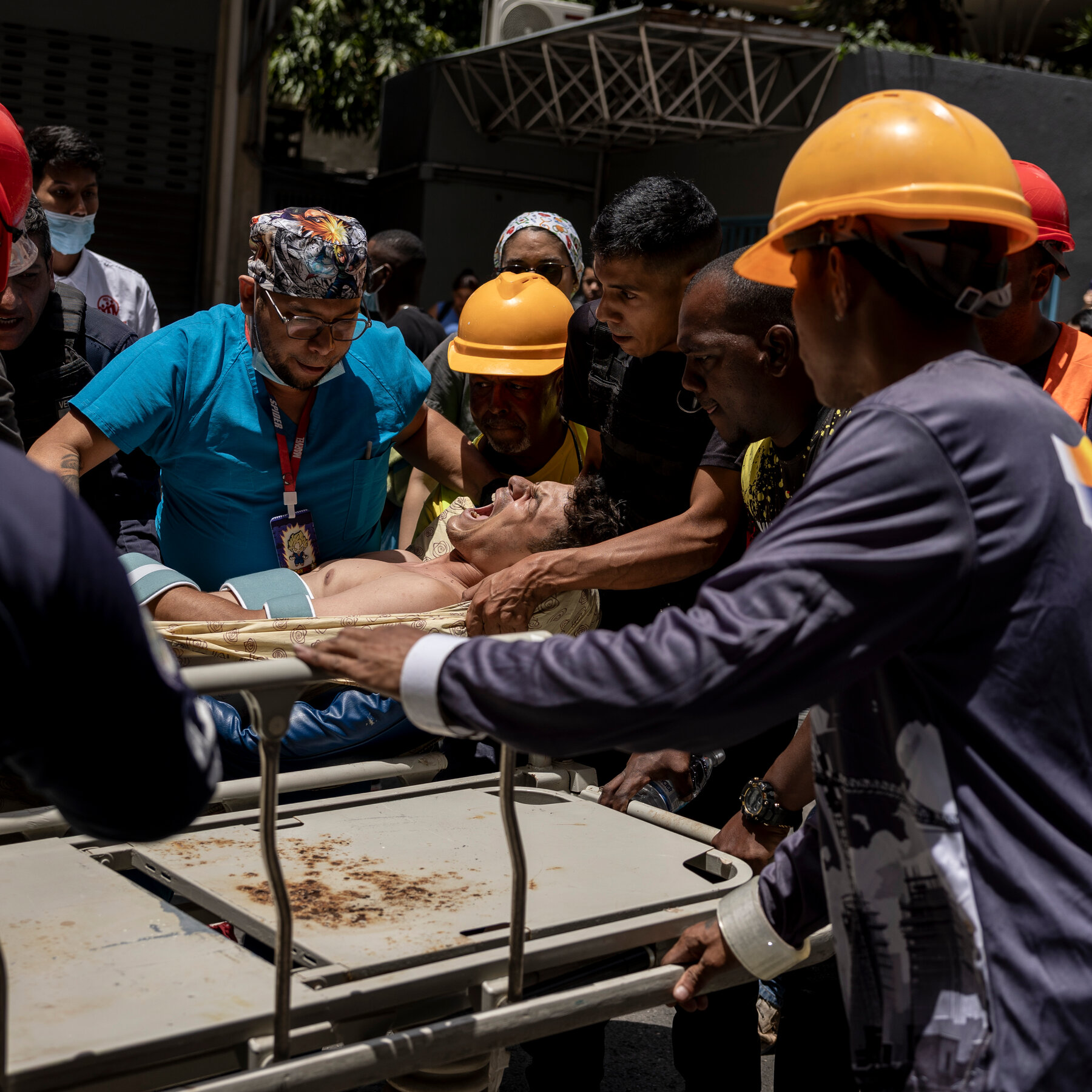 Venezuelan Government Deploys Over 100 Heavy Machines to Clear Earthquake Debris Amid Criticism