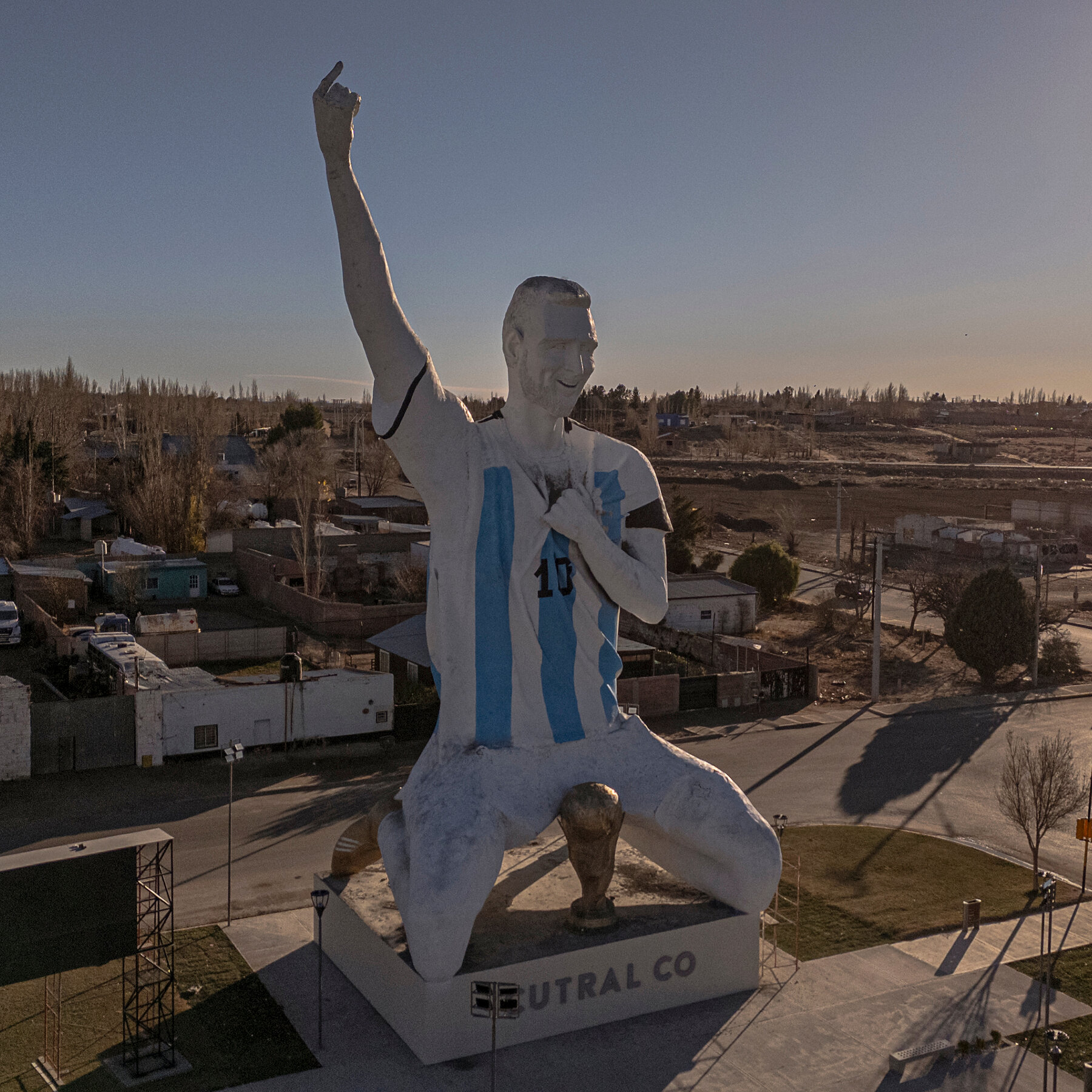 Artist Rushes to Complete Giant Messi Statue in Patagonian Desert as Player Pursues World Cup Glory