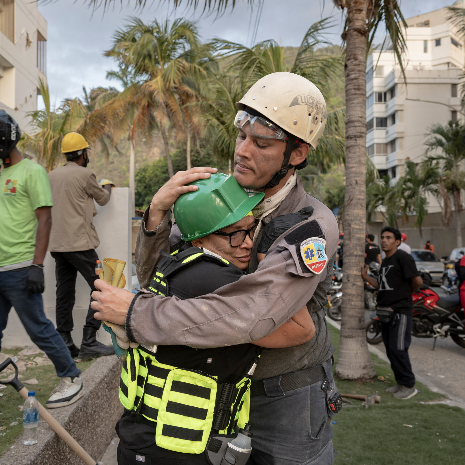 Venezuelan doctors spend 12 hours searching for survivors in La Guaira disaster zone