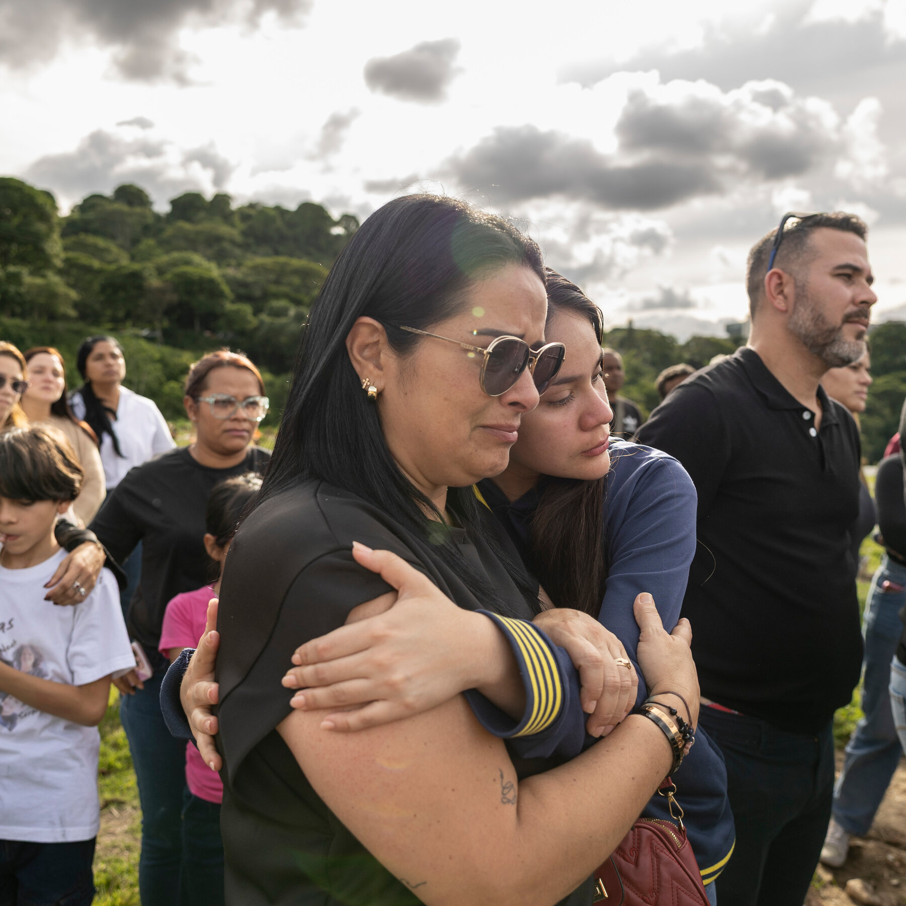 Venezuelans Mourn More Than 1,400 Earthquake Victims as Funerals Begin