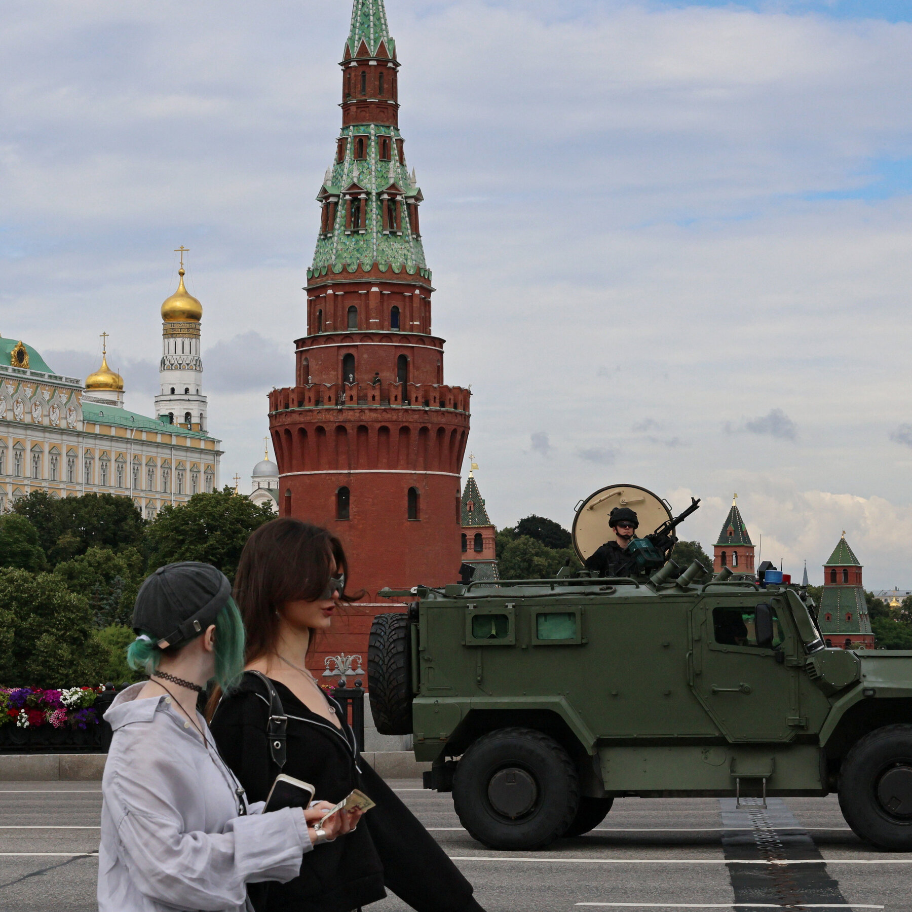 Dozens of Drones Attack Moscow, Mayor Reports Military Shot Down Over 60