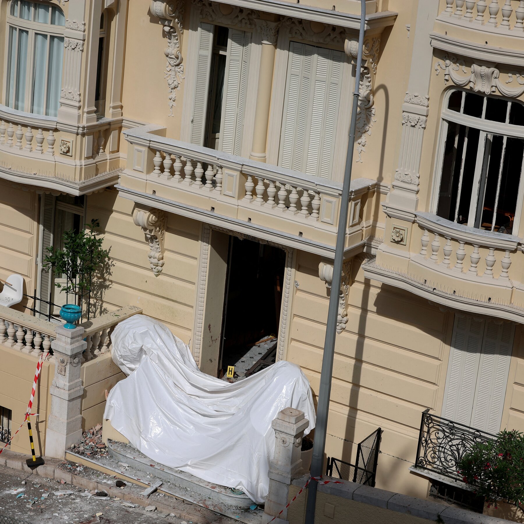 Parcel bomb blast in Monaco injures three, including child, as police launch cross‑border hunt