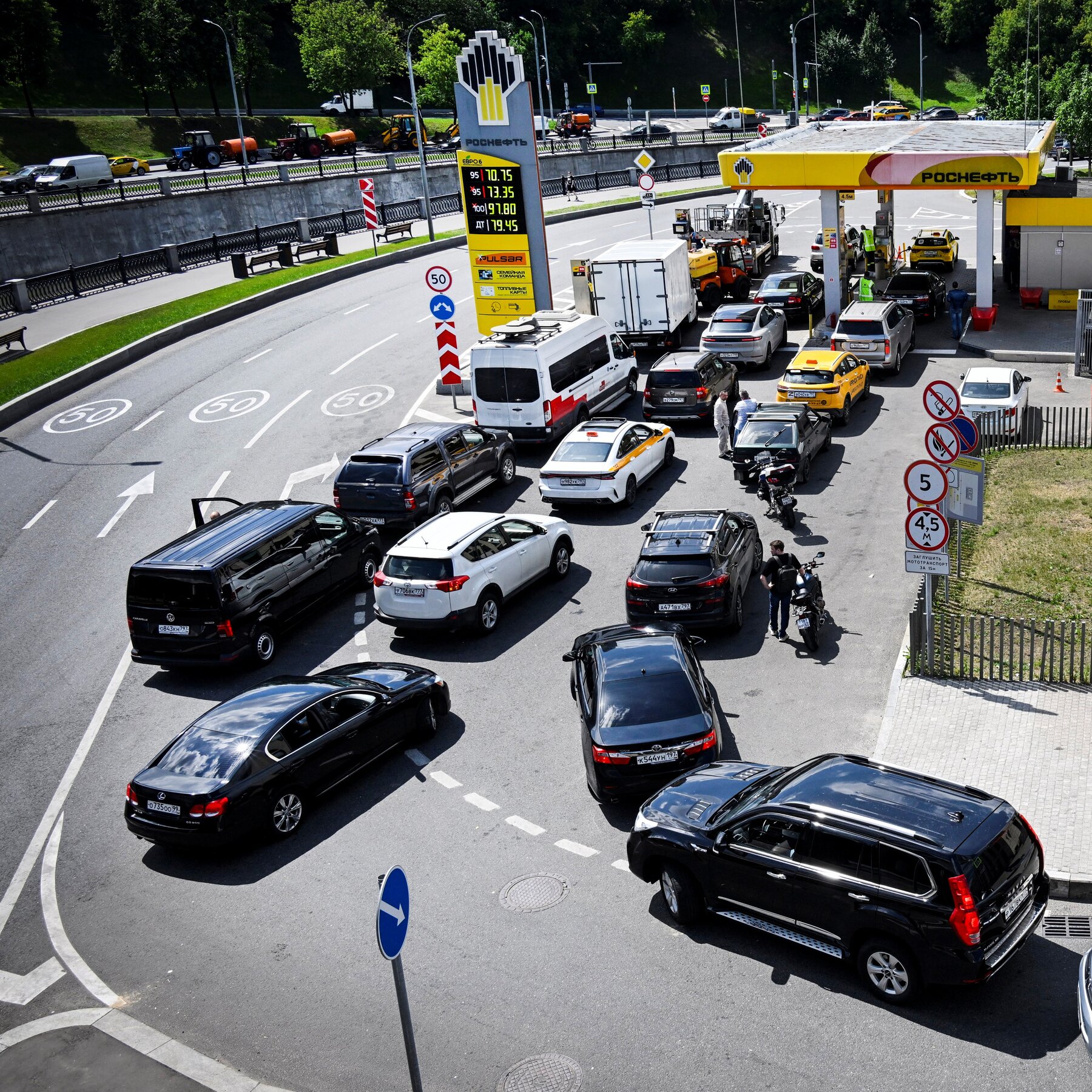 Gas Station Queues Reveal Wartime Hardships in Russia