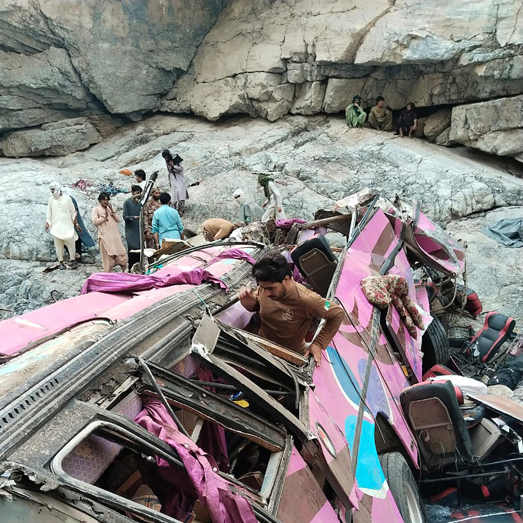 Bus crashes into ravine in Pakistan, killing 40
