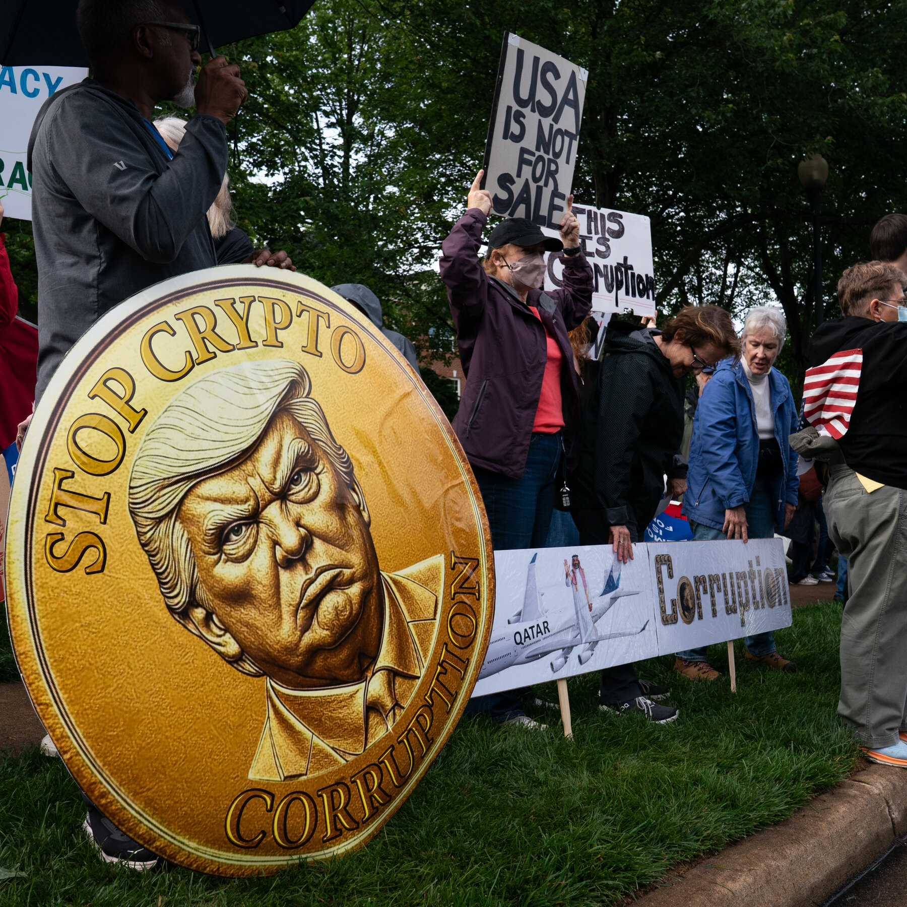 Nearly a Million Investors Lost $3.8 Billion on Trump‑Branded Crypto Coin