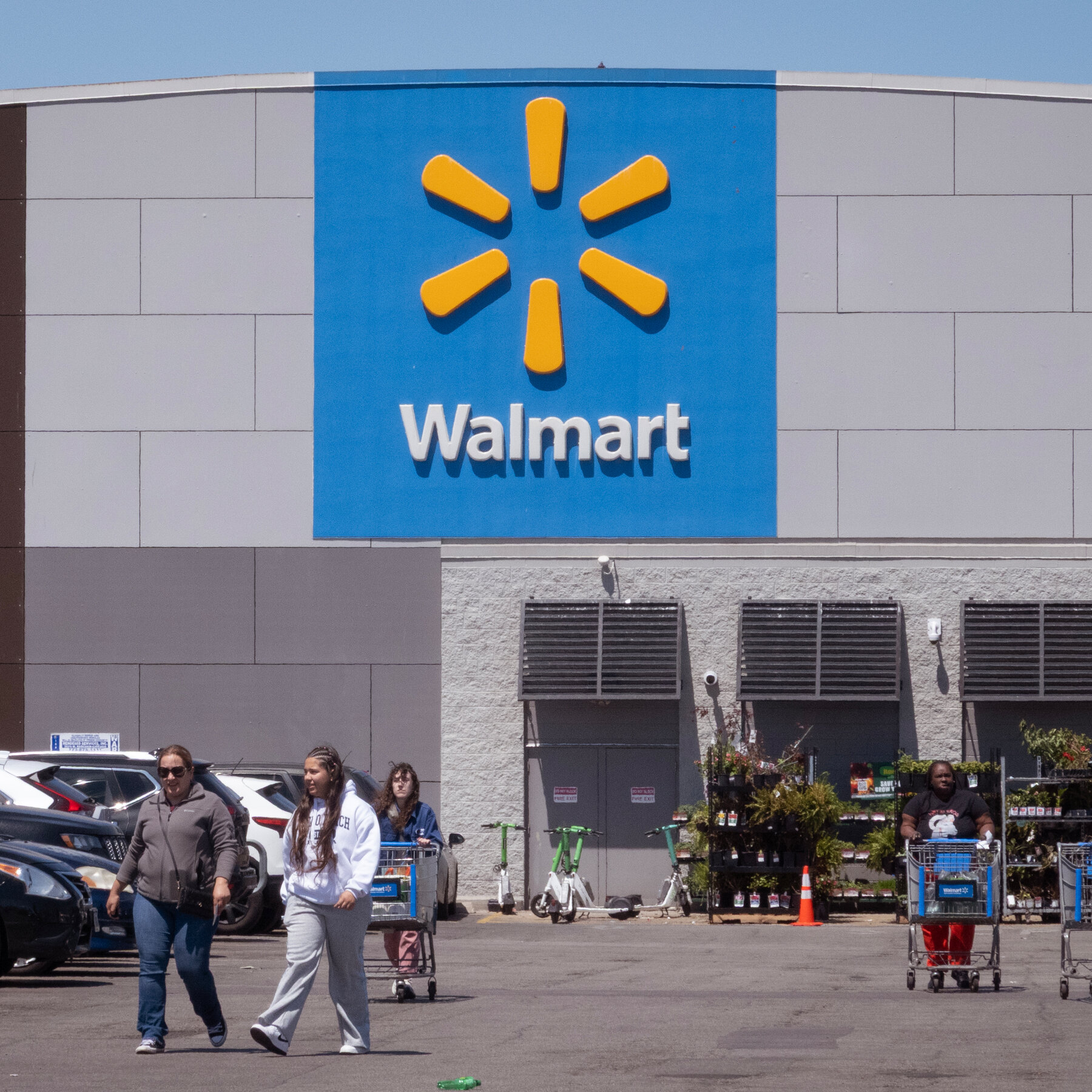 Walmart Announces Broad Price Cuts; Trump Seeks Credit