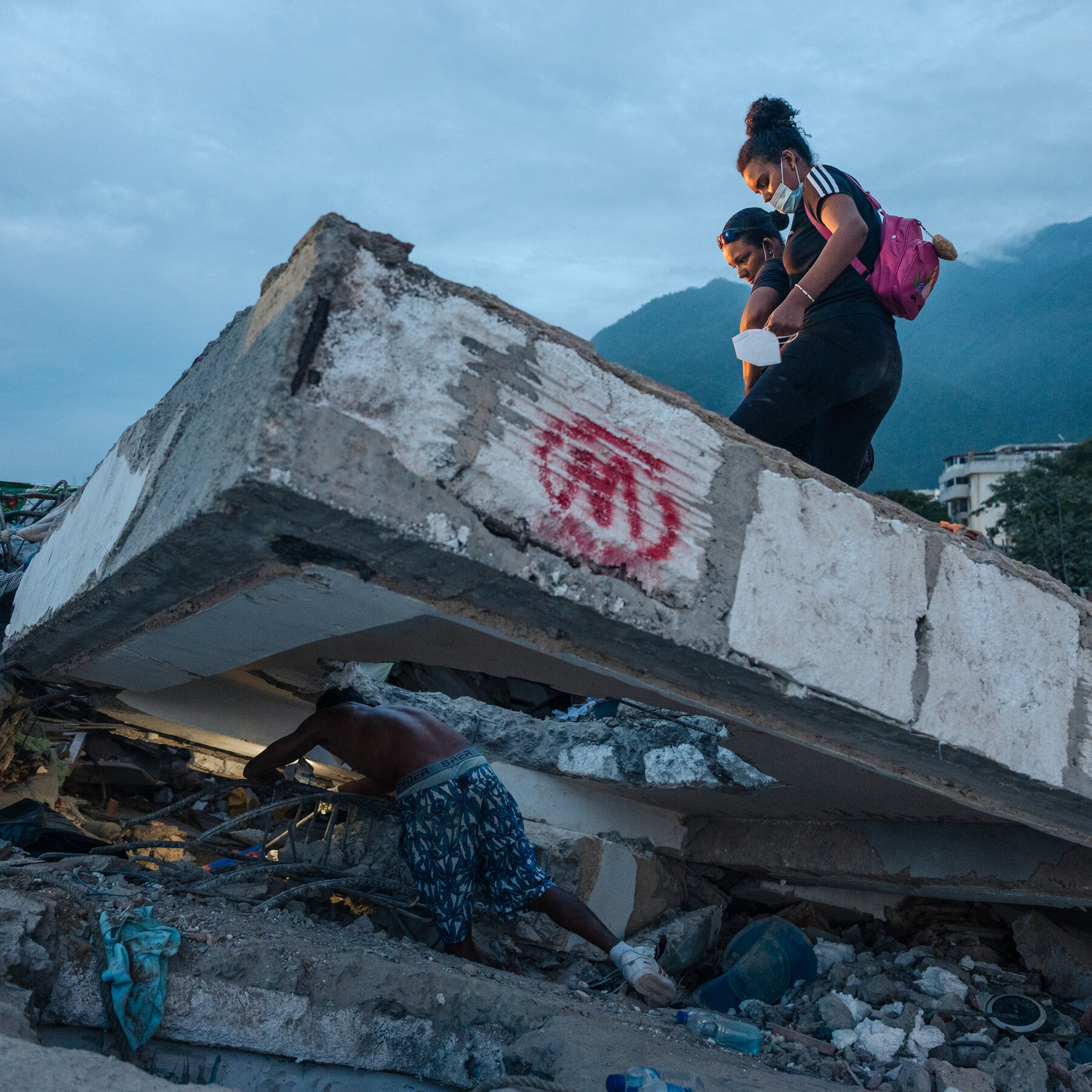 Venezuelans Defy Repression to Protest Quake Disaster Response