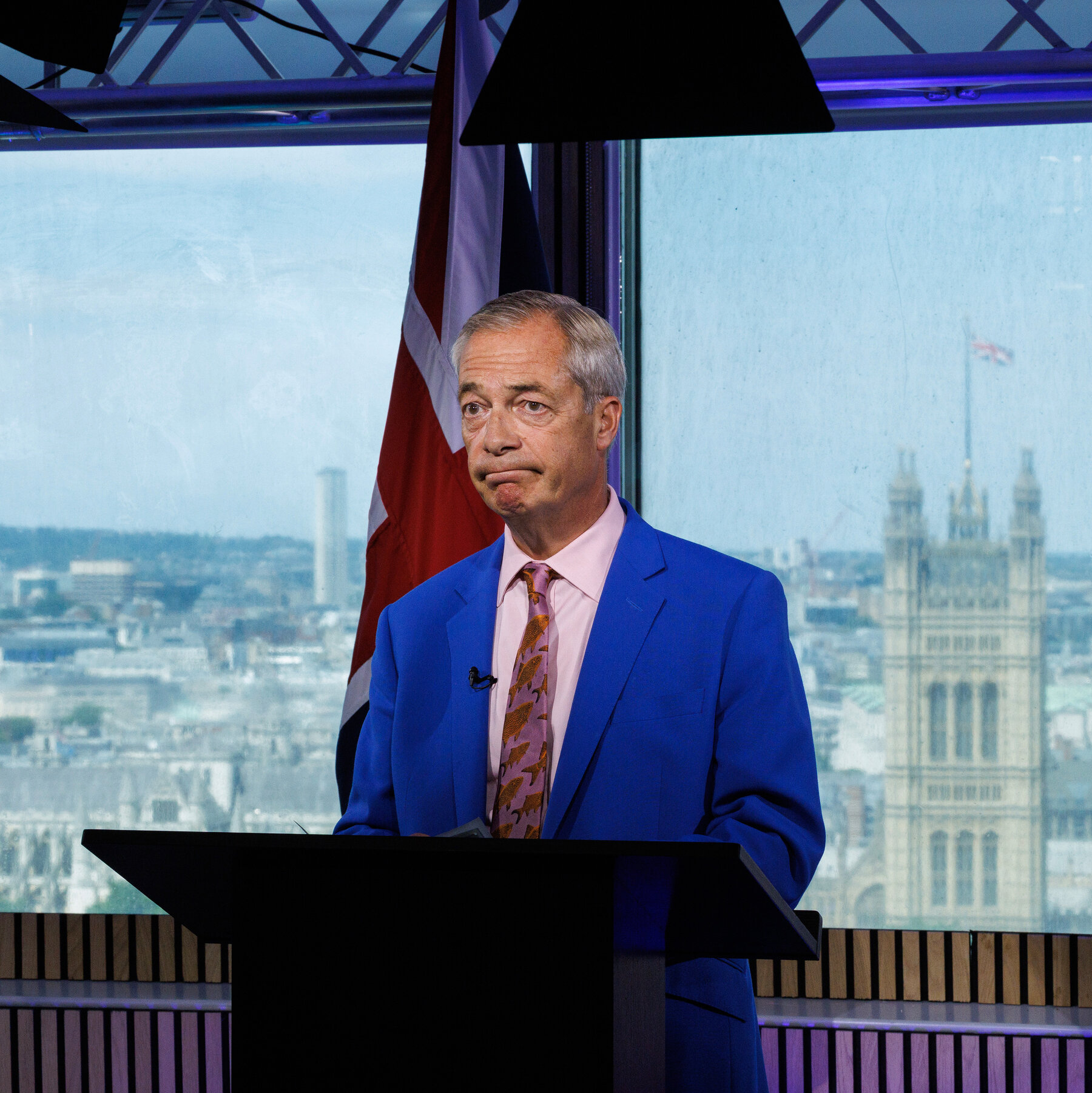 Nigel Farage Faces Investigation Over Undisclosed Gift, May Contest Special Election Against Trash‑Can Candidate