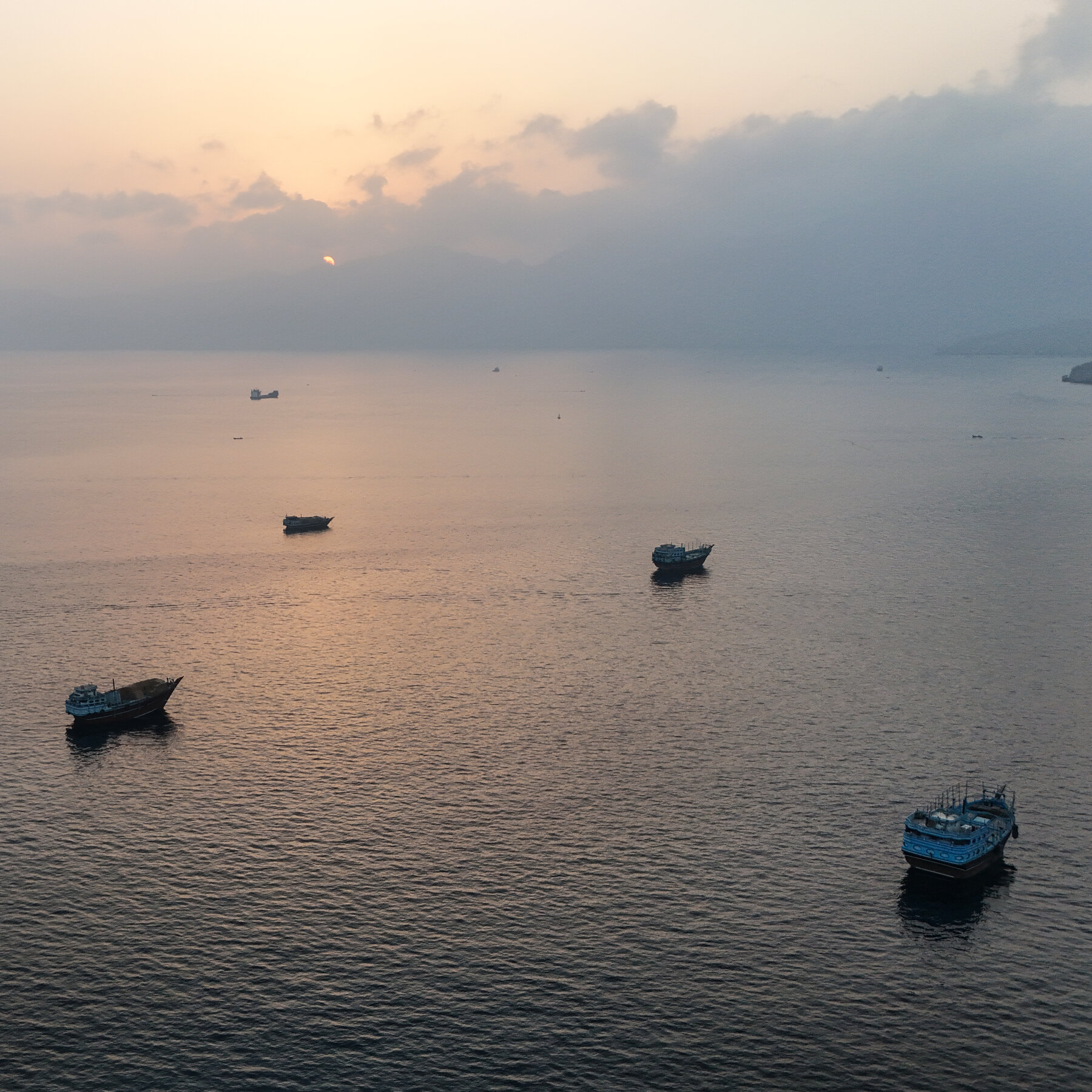 Iranian Attack on Gulf Vessel Triggers Surge in Oil Prices, Heightening Market Volatility
