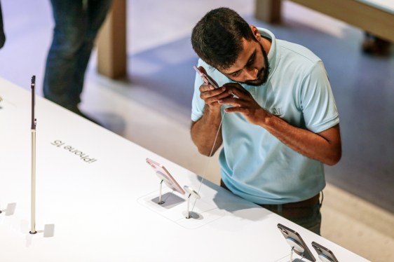 India Invests Billions to Challenge China in Smartphone Manufacturing