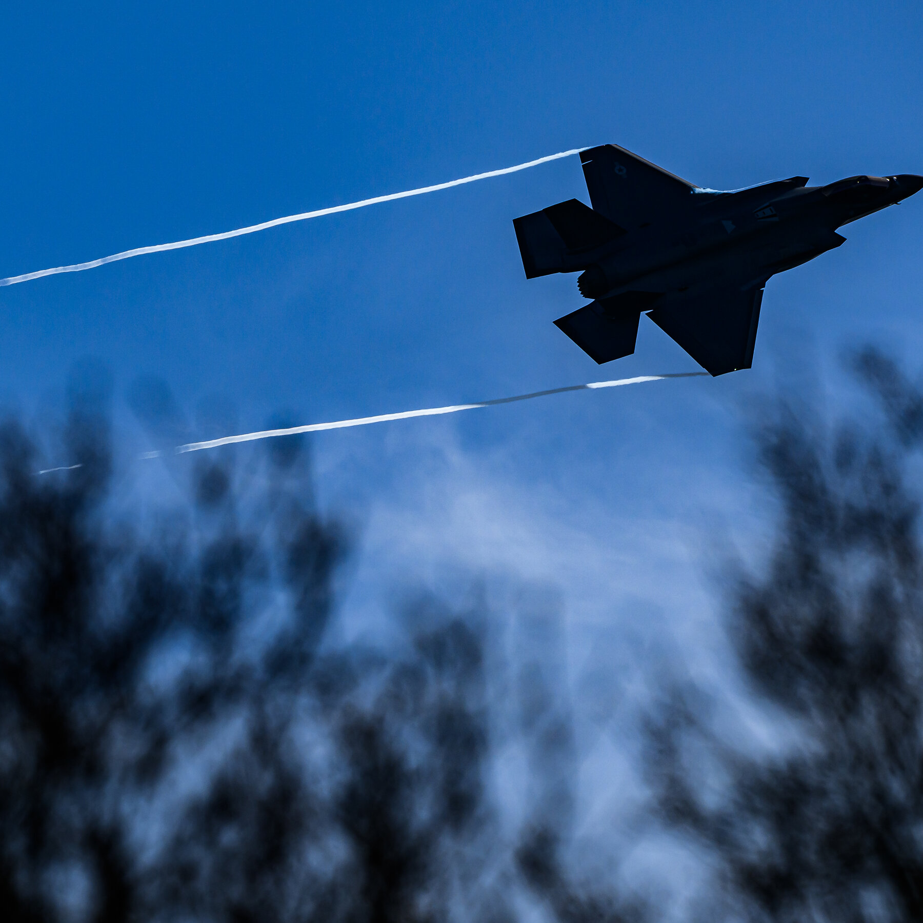 U.S. Deploys Additional F-16 and F-35 Fighters to Middle East, Officials Reveal