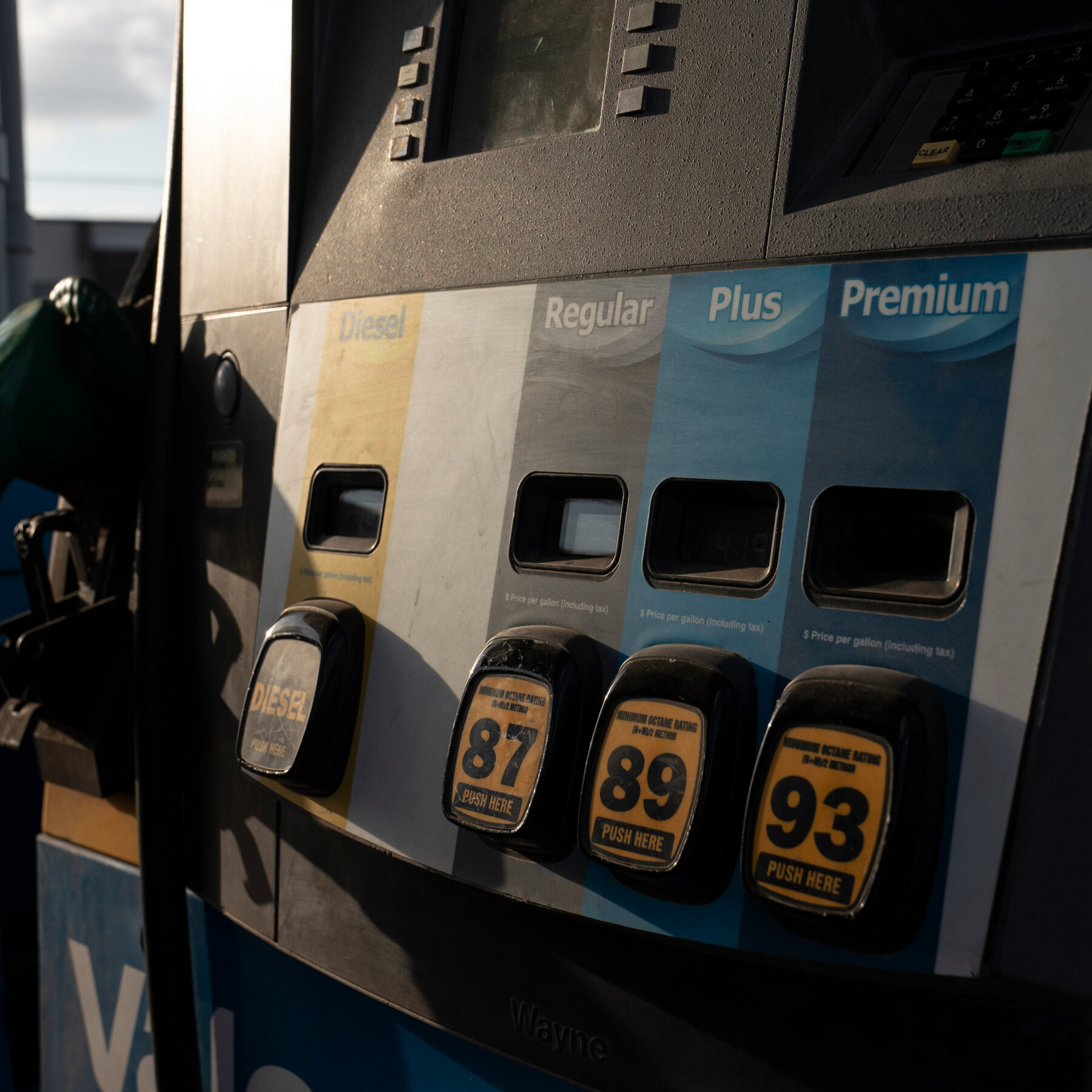 U.S. Average Gas Price Returns to $4 Per Gallon Amid Escalating Iran Crisis