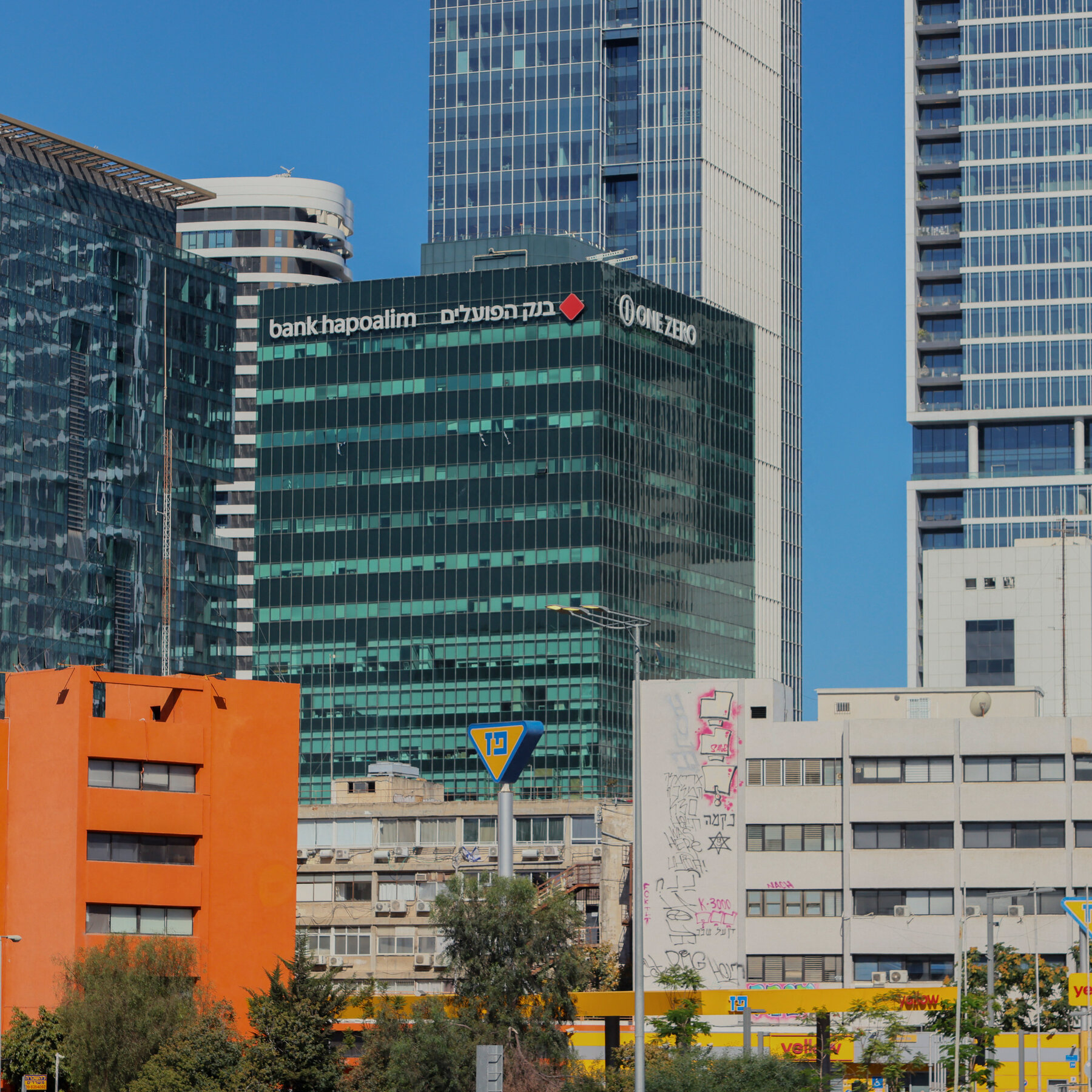 Israeli Financial Firms Warn of Cutting Ties with Palestinian Banks, Threatening West Bank Trade