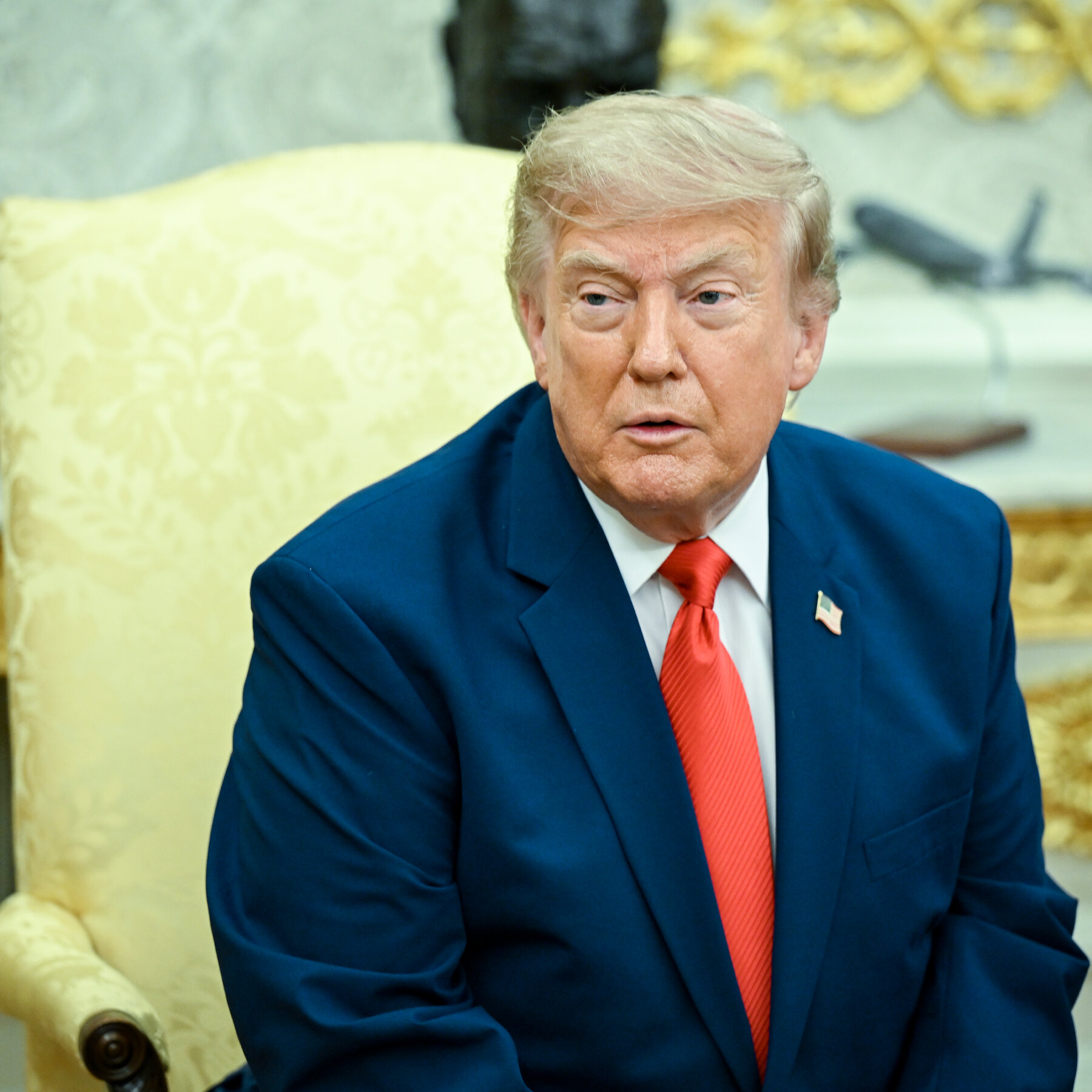 Trump revives aggressive trade threats while offering generous deals, sparking expert concerns