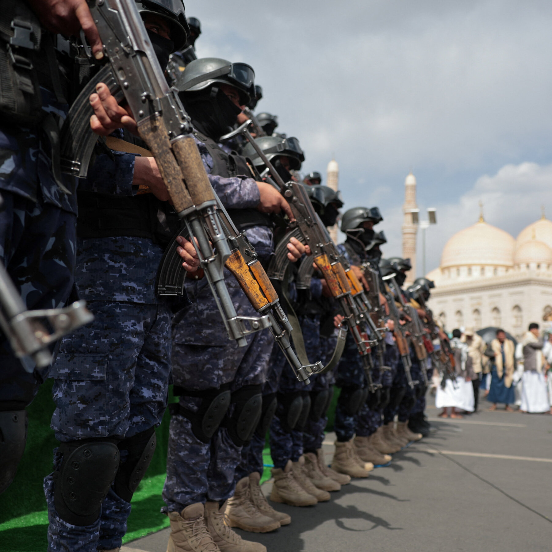 Trump Says He Would Expand Iran War If Houthi Attacks Increase, Raising Strain on U.S. Forces