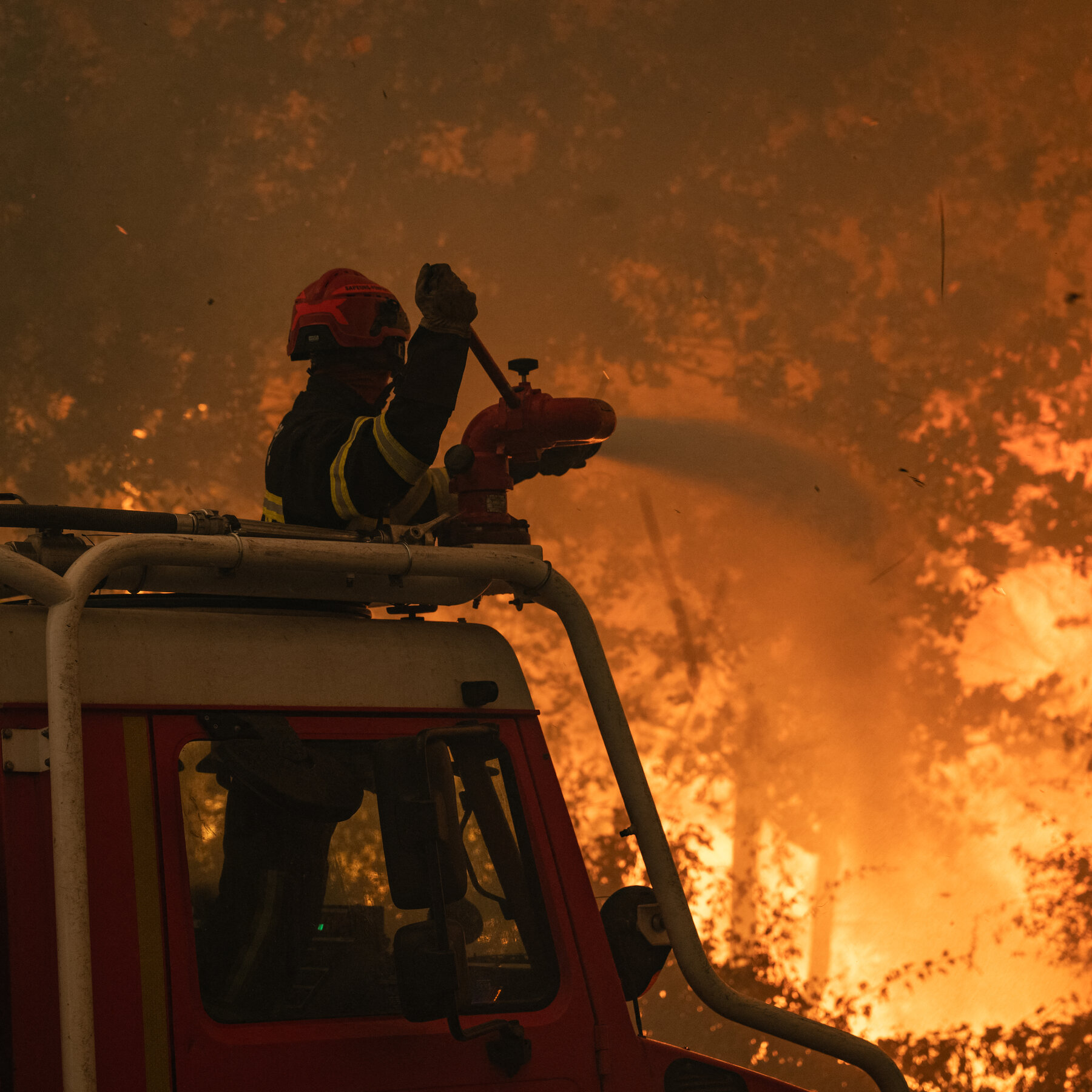 Nearly 300,000 Evacuated as Wildfires Threaten Madrid and Bordeaux