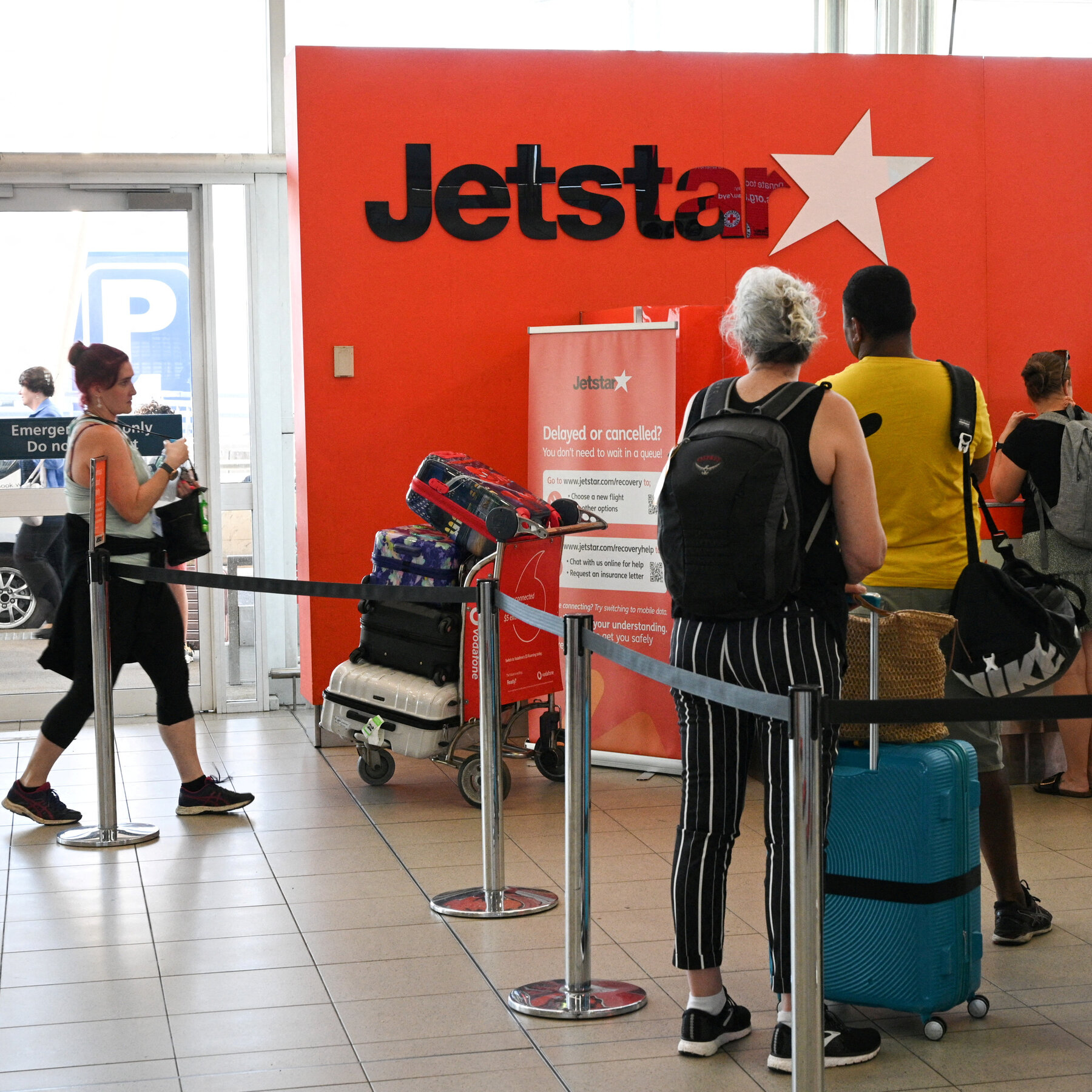 Jetstar Becomes First Australian Airline to Charge for Overhead Carry-On Luggage