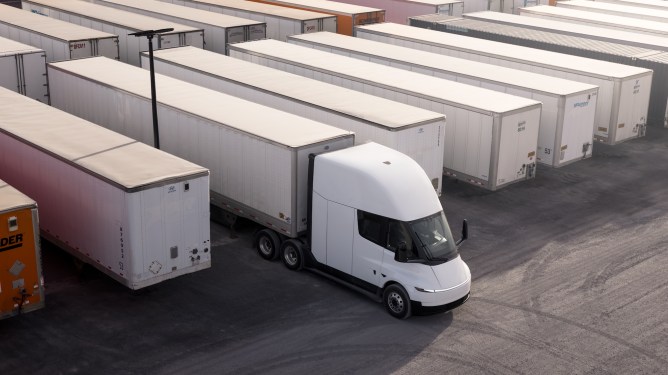 Einride Adds 500 Tesla Semis to Commercial Transport Fleet