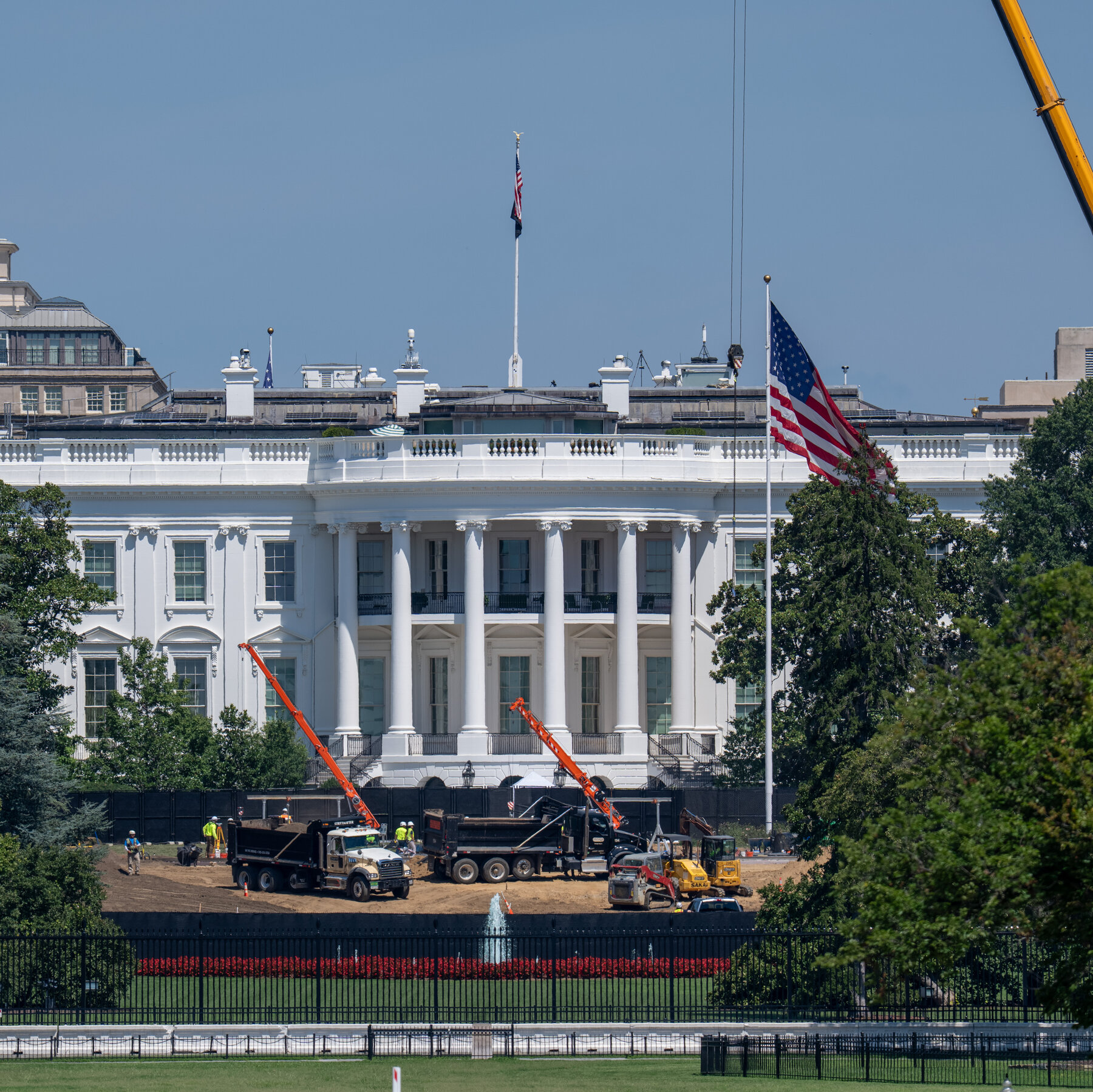As War Grinds On, Trump Relishes Renovation Projects